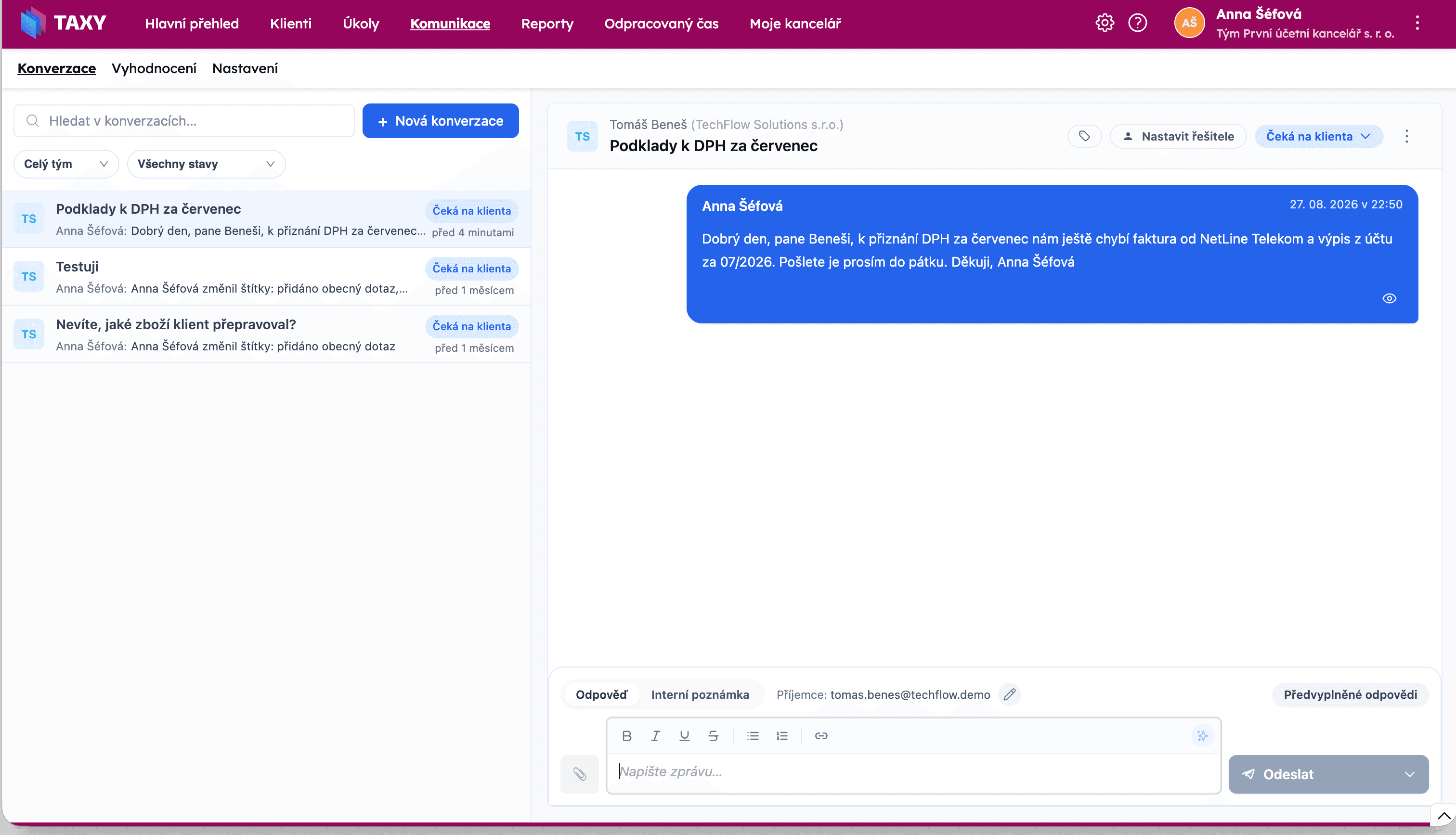 Stránka Komunikace s konverzací — seznam vlevo, vlákno se stavem a editor odpovědi